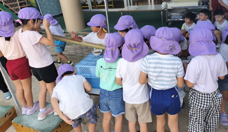 流しそうめんの画像